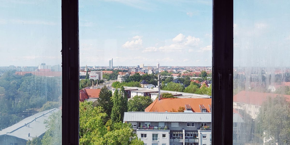 Blick aus dem Fenster über die Dächer von Leipzig