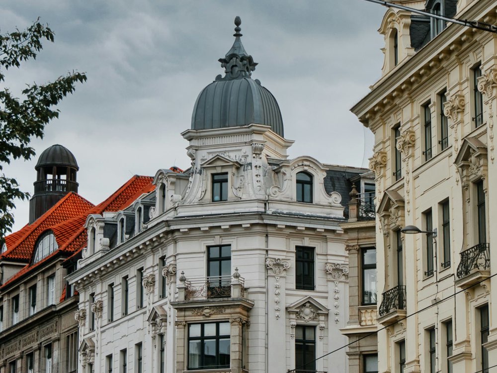 Gründerzeithäuser an einer Straßenecke in Leipzig