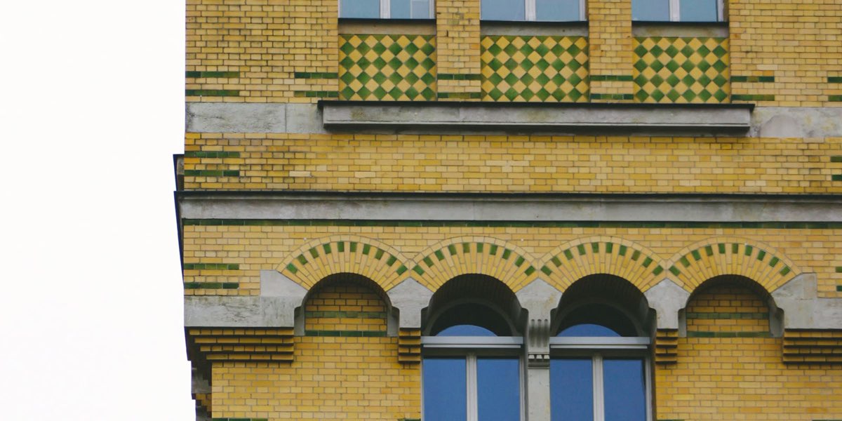 Gelbe Klinkerfassade mit Balkon