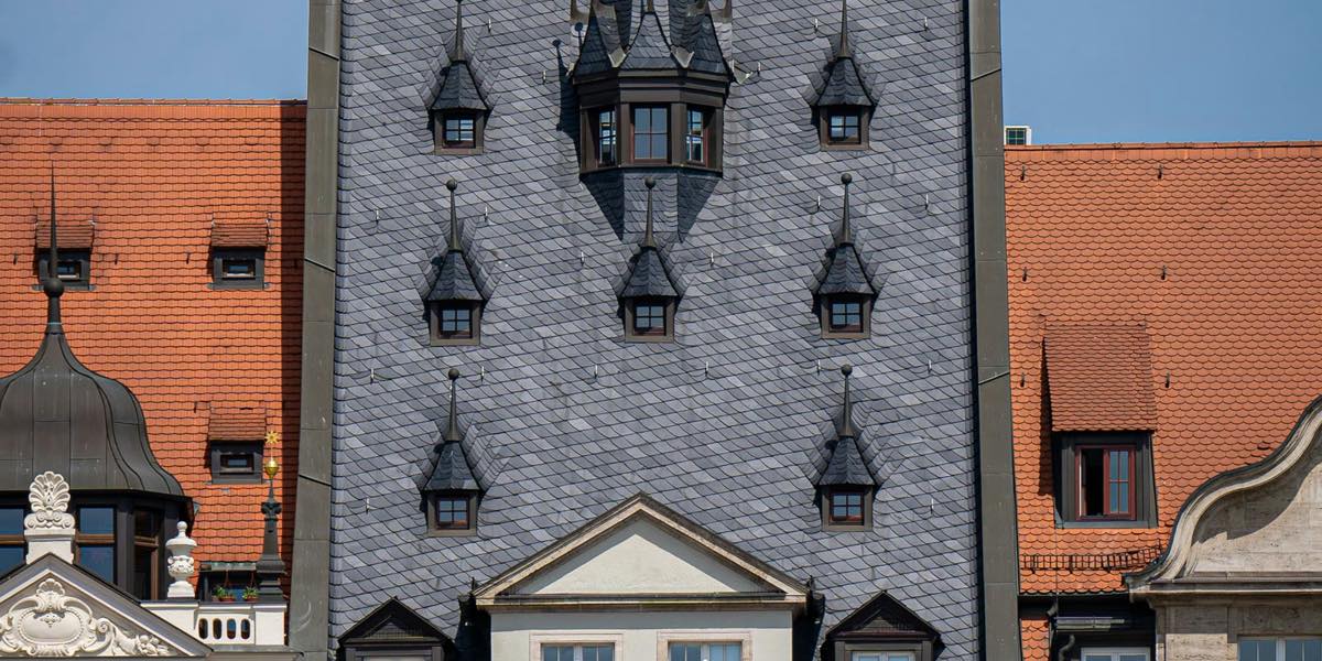 Altbau mit Schieferdach und Gauben