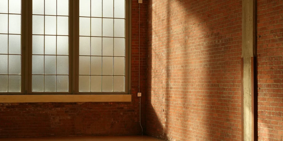 Sonnenlicht auf Holzdielen in einer leeren Wohnung