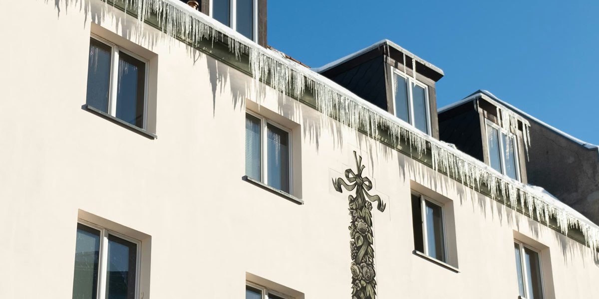 Weißes Wohnhaus mit Gauben